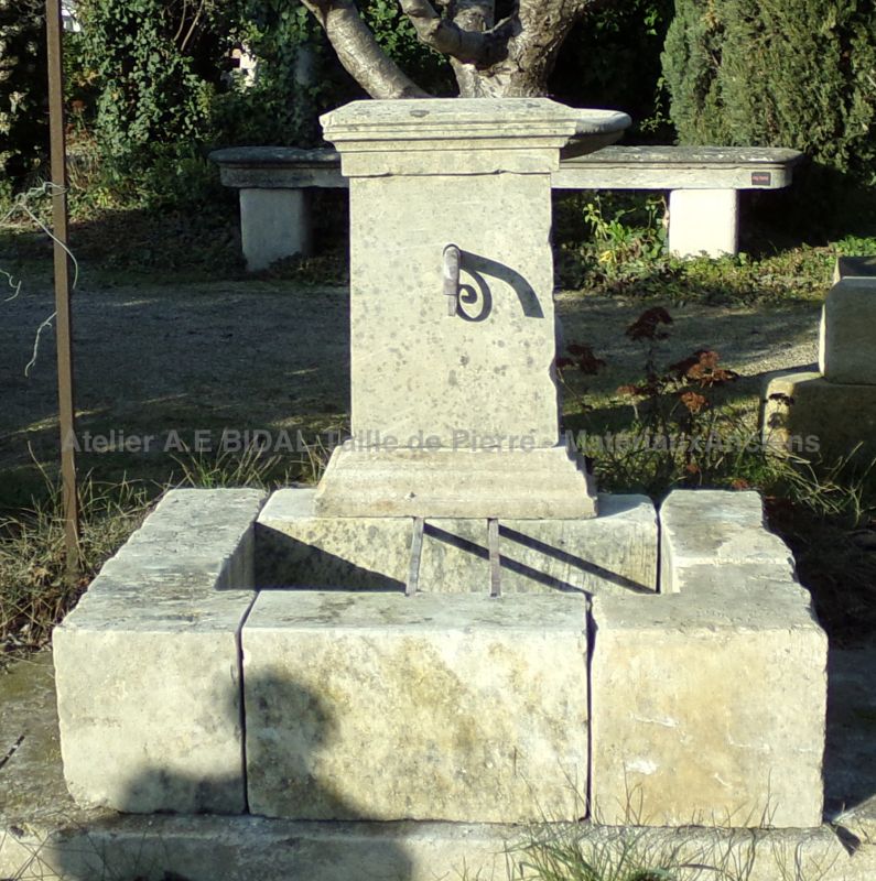 Petite fontaine en matériaux anciens : fontaine de jardin en vieilles pierres par Alain BIDAL (Provence)