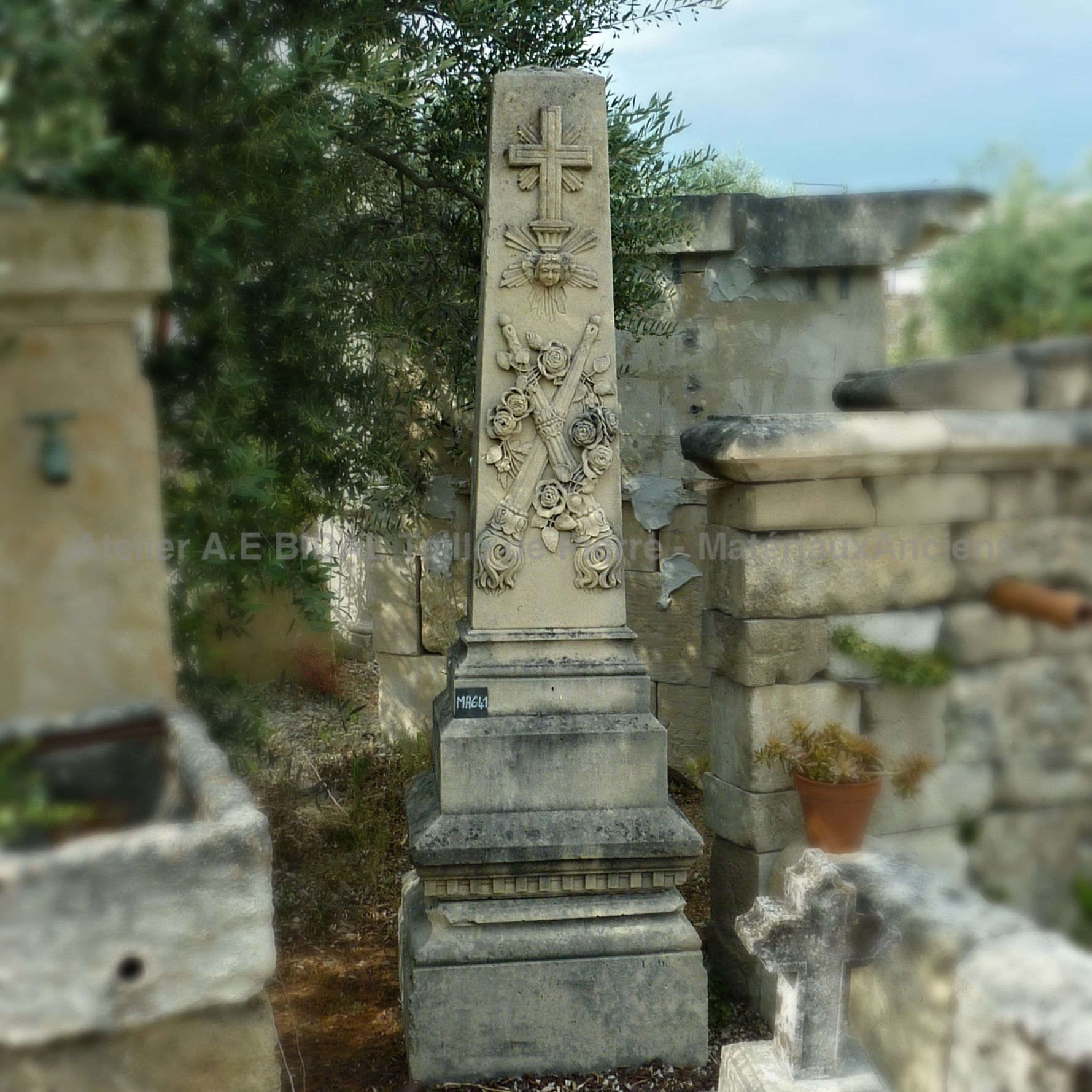 Obélisque: monument funéraire avec croix ancienne.