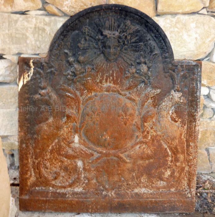 Plaque en fonte avec emblème du roi soleil ** VENDUE