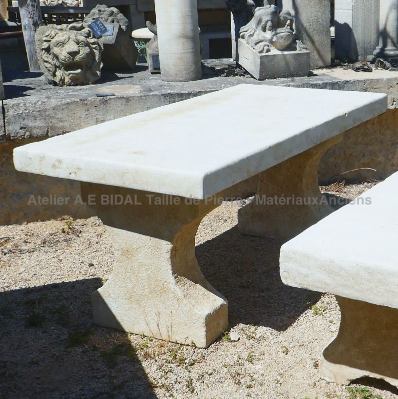 Table pour extérieur -  mobilier de jardin en pierre des Matériaux Anciens en Provence Alain BIDAL.