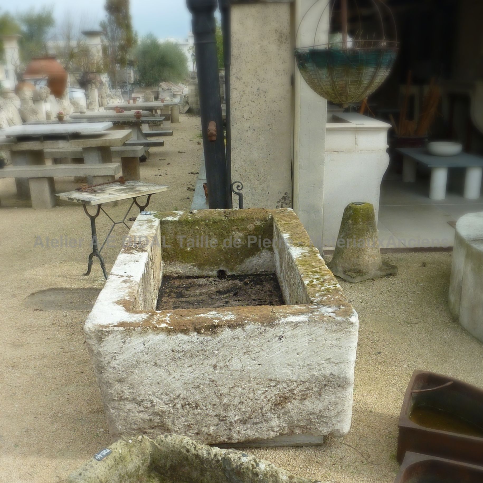 Ancien timbre robuste en pierre monolithe patinée ** VENDU