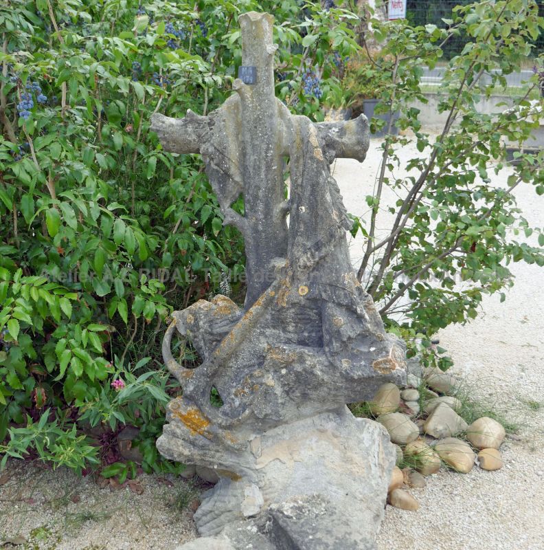 Croix ancienne en pierre - une croix en pierre du 18ème siècle.