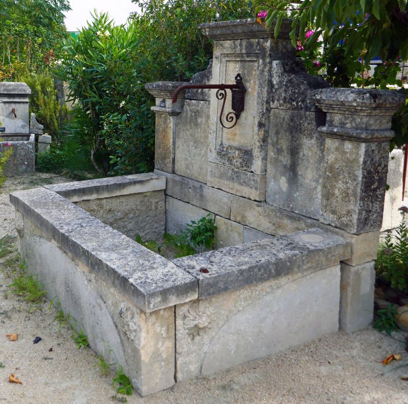 Fontaine murale au bassin rectangulaire - fontaine d'extérieur avec bac au charme français.
