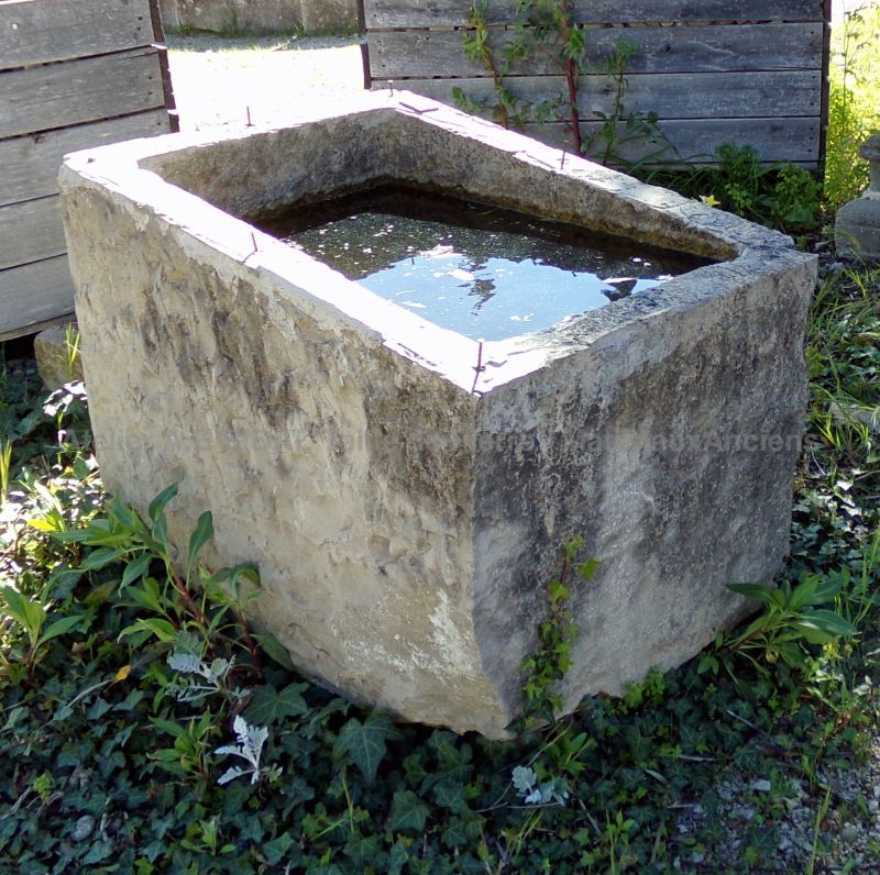 Ancien bac massif en pierre comme décoration de jardin - Atelier Alain BIDAL (Provence)