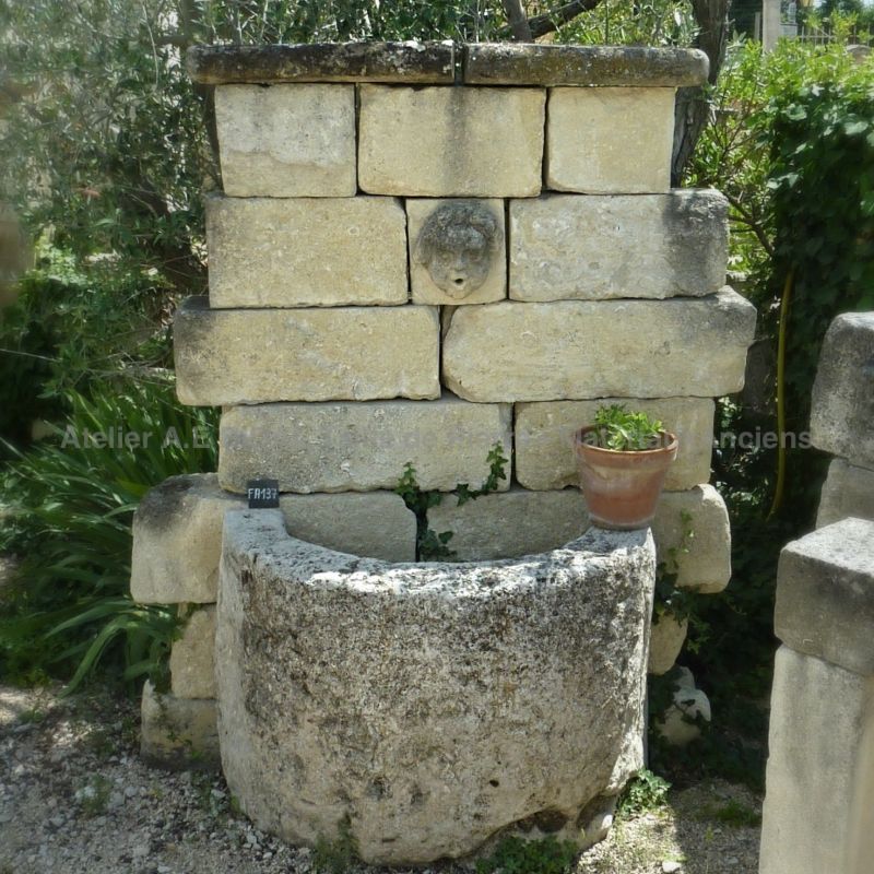 Fontaine murale au caractère très rural pour une décoration ancienne et authentique | Atelier Alain Bidal en Provence.
