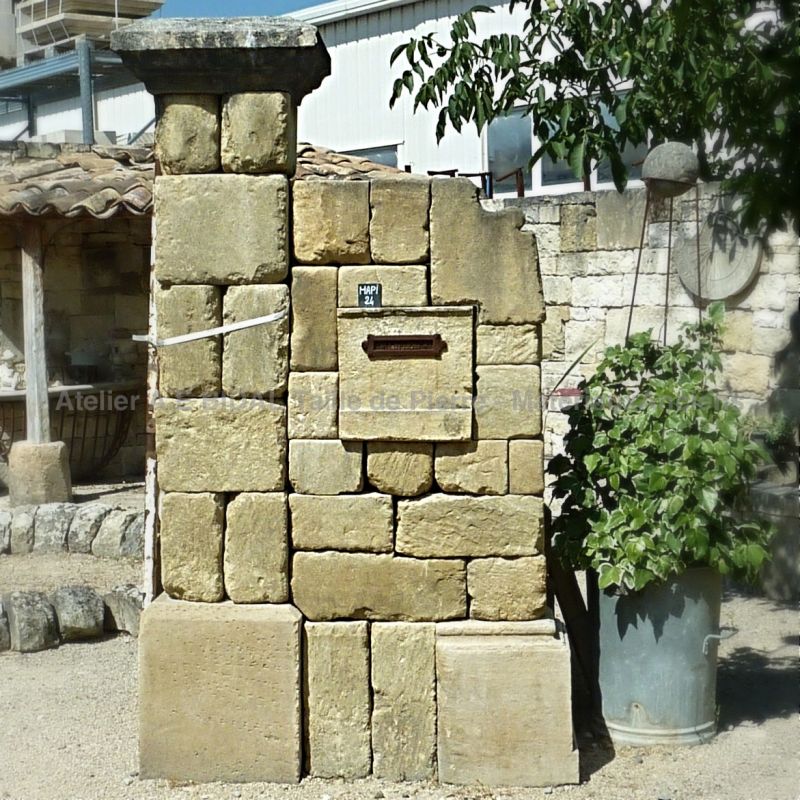Pilier ancien avec boite aux lettres - Bidal matériaux anciens.