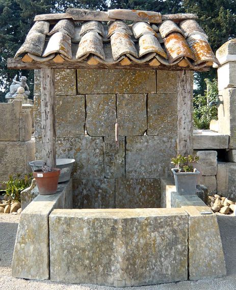 Fontaine murale avec auvent
