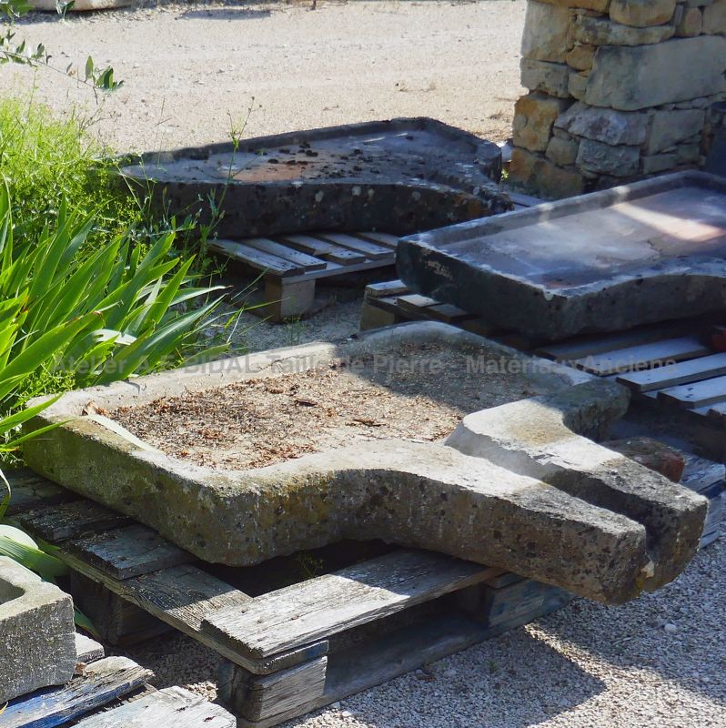 Ancien évier rustique en pierre patinée par les Matériaux Anciens en Provence Alain BIDAL
