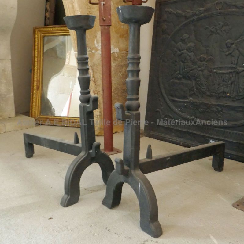 Landiers rigodets anciens en fonte noire par Les Matériaux Anciens Alain BIDAL