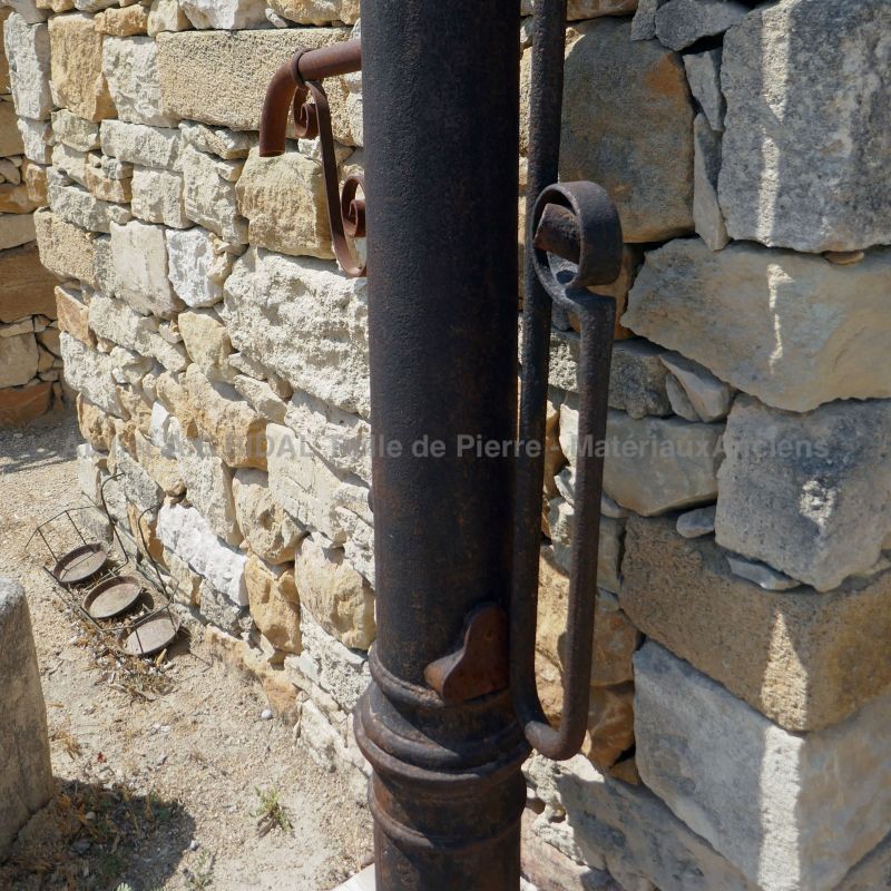 Pompe manuelle - superbe pompe à eau réalisée en fonte ancienne noire.