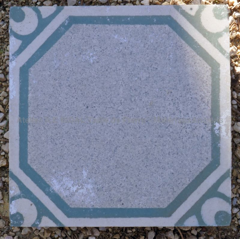 Carreau ancien en ciment motif géométrique coloré en vente en Provence chez Atelier Alain BIDAL