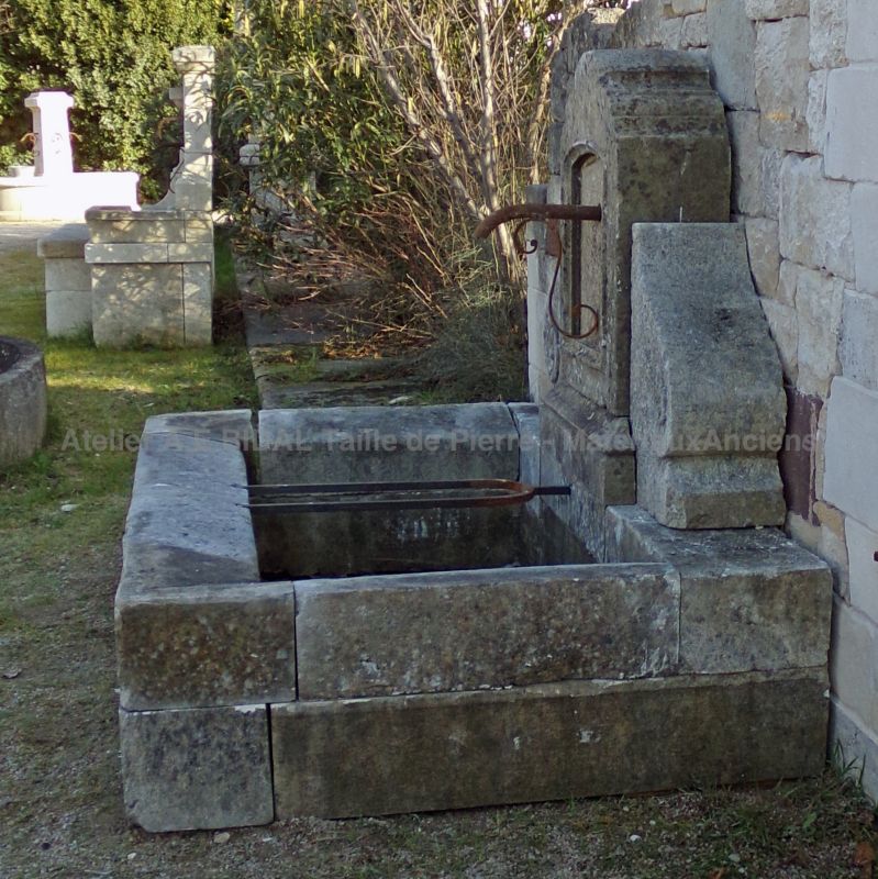 Rustic Provençal fountain in weathered old stones - The Antique Materials in Provence Alain BIDAL