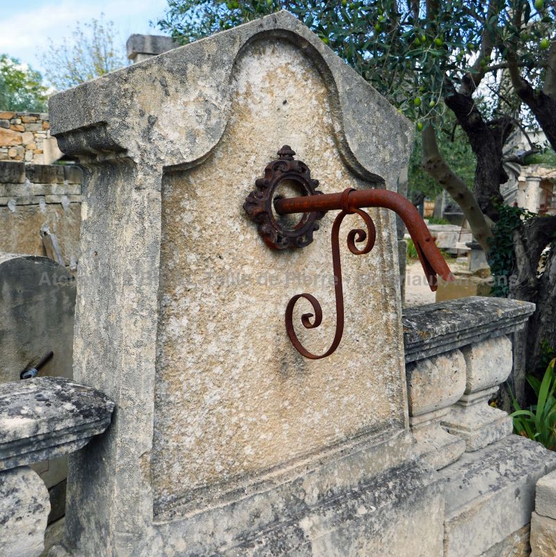Détail du fronton sur notre ancienne fontaine en pierre par Alain BIDAL Matériaux Anciens en Provence.