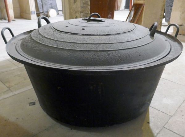 Accessoires cheminée: chaudron avec son couvercle en fonte ancienne.