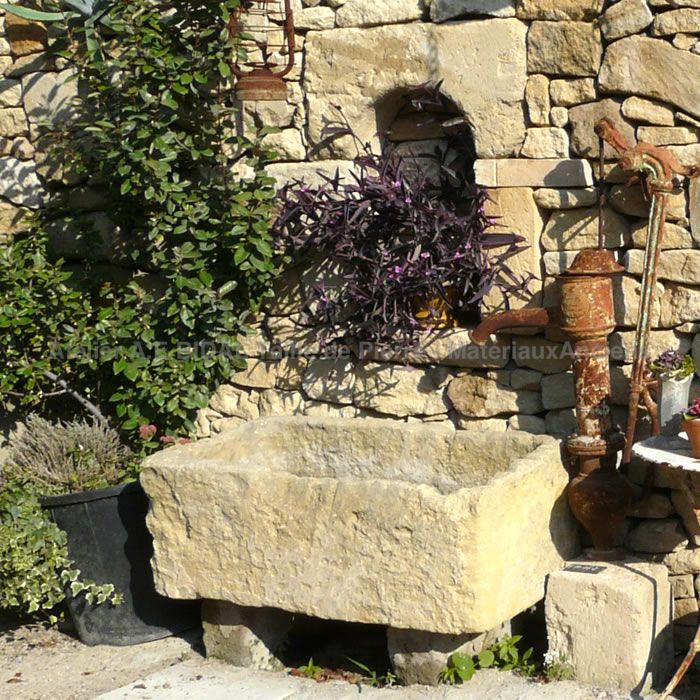 Fontaine avec pompe manuelle en fonte