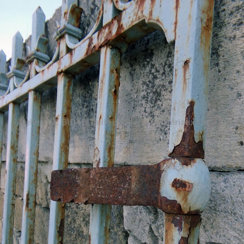 Gate for pillars : large old wrought iron gate with 2 doors - Atelier Alain BIDAL (Provence)