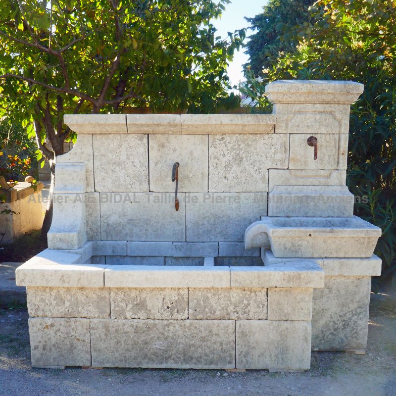 Provence fountain in weathered limestone, ideal to enhance and beautify a large outdoors space - Atelier Alain BIDAL (Provence)