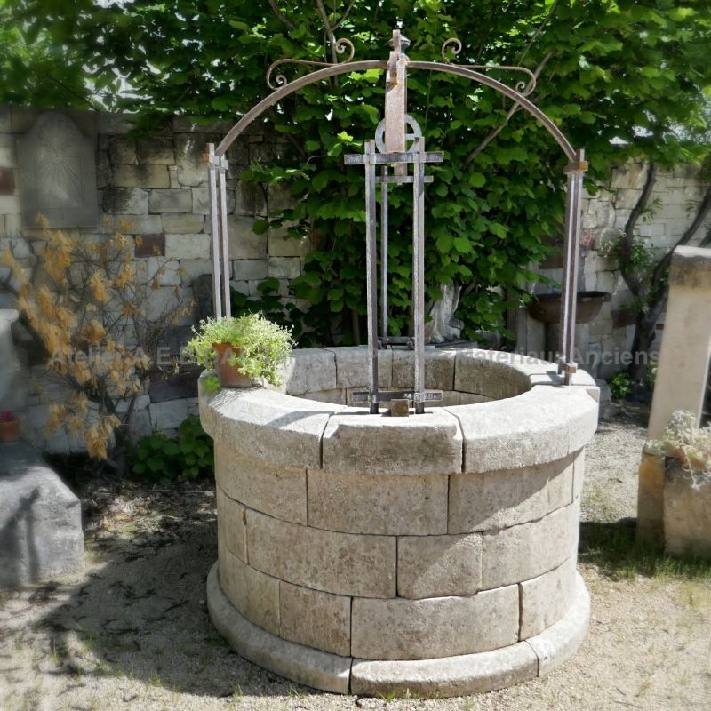 Puits rond en pierre et son haut de puits en fer forgé avec poulie ** VENDU