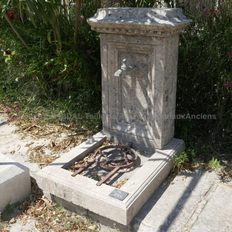 Petite fontaine en pierre ancienne - une borne à eau pour jardin facile à installer et pas cher.