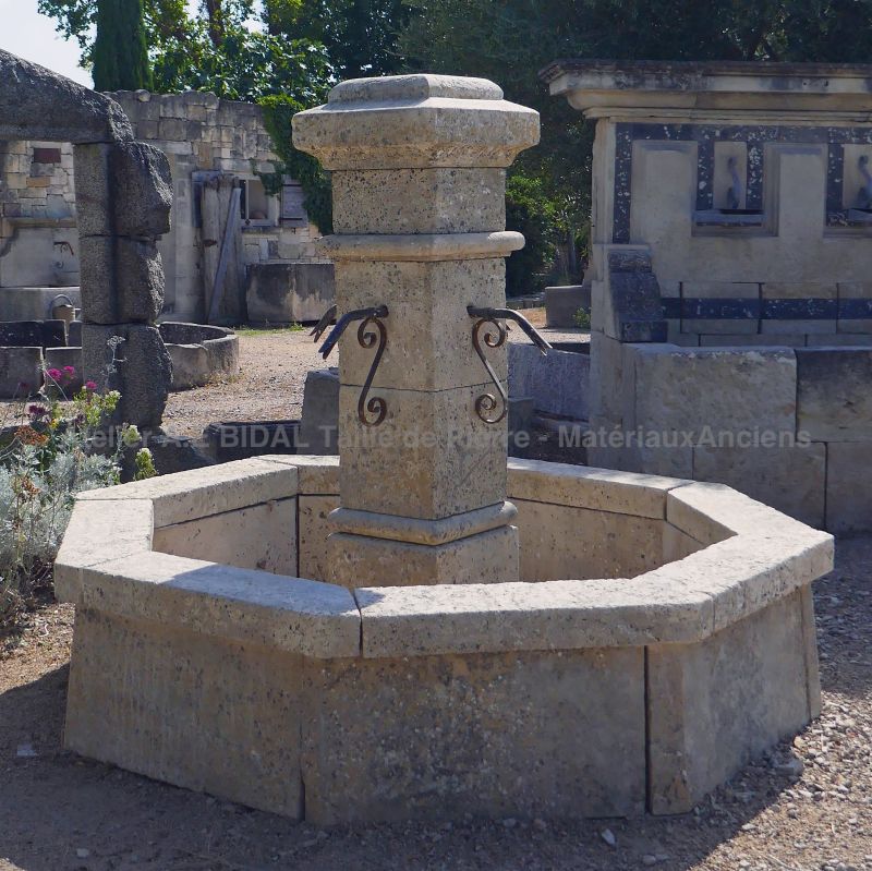 Large fontaine octogonale en pierres anciennes par le tailleur de pierre Alain BIDAL, Provence