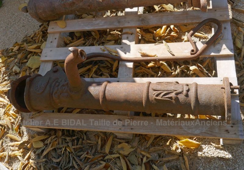 Pompe ancienne en fonte : pompe manuelle à bras pour jardin