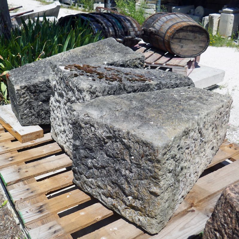 Borne ancienne en pierre pour décoration ou aménagement en extérieur : Atelier Alain BIDAL