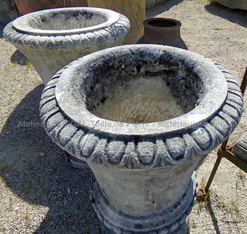 Superb pair of monolithic Medici vases in Burgundy stone - Atelier Alain BIDAL (Provence)