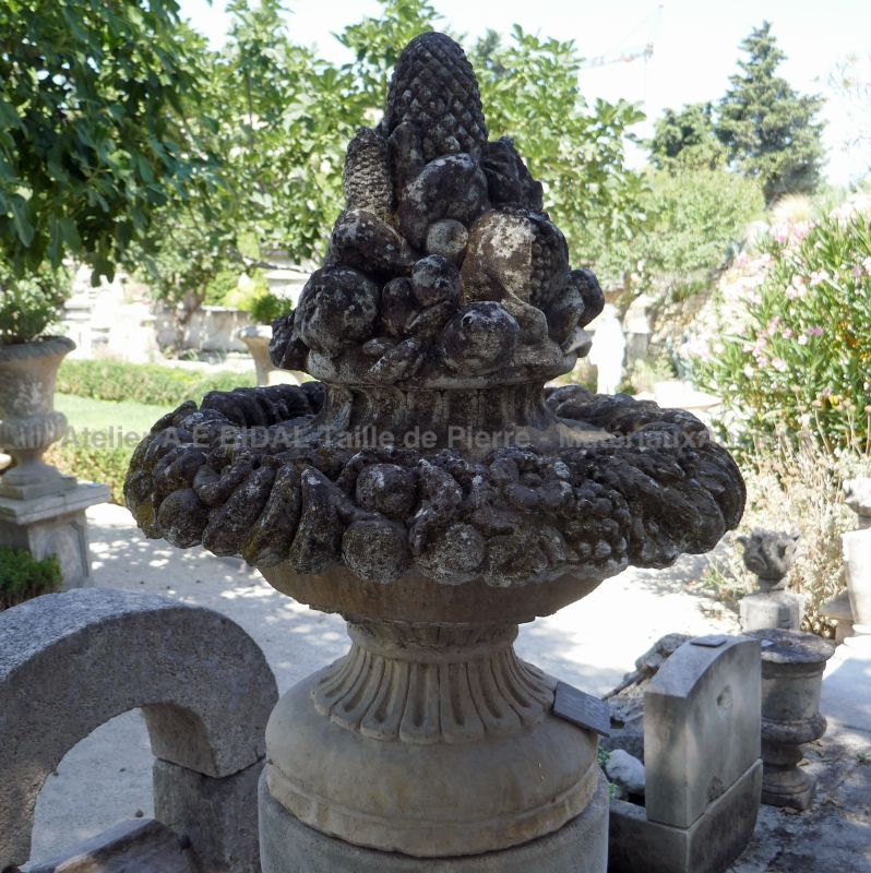 Ancien vase décoratif en pierre par Alain BIDAL matériaux anciens en Provence
