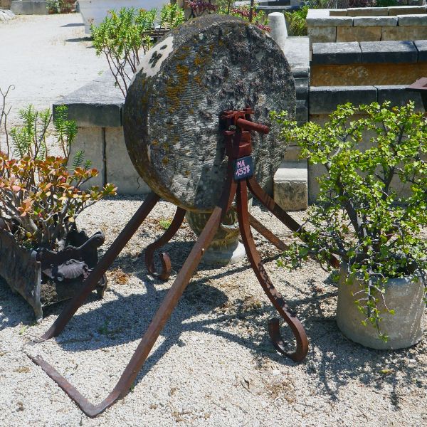 Décoration insolite ancienne : meule à aiguiser par l'Atelier Alain BIDAL