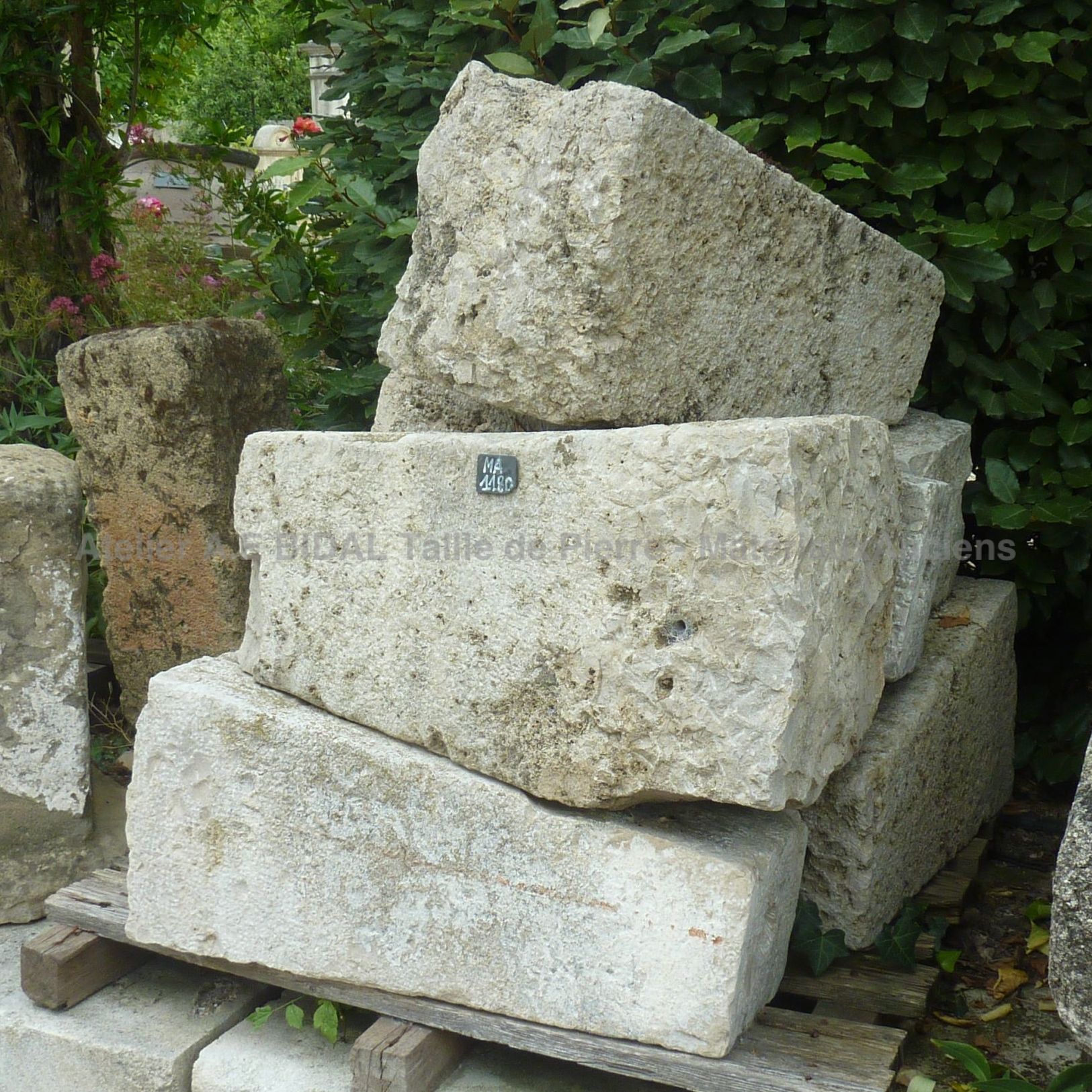 Jolie borne de décoration rustique - borne de forme trapézoïdale.