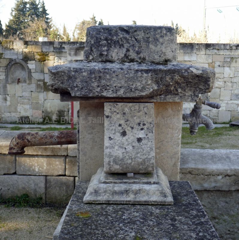 Exceptional large double-basins wash house in aged and patinated stone