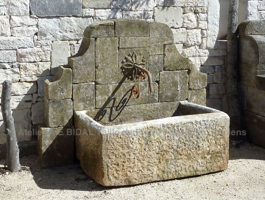 Fontaine avec bac ancien et rosace sculptée