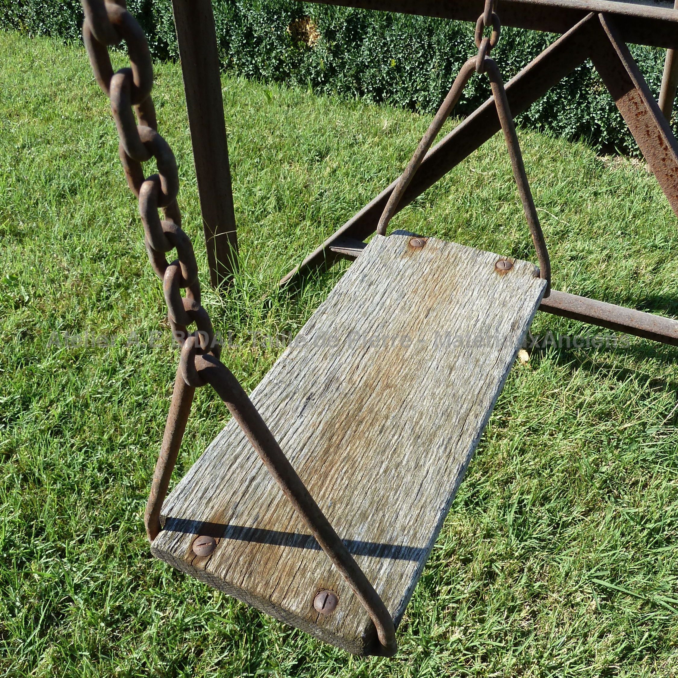 Assise en bois de notre balançoire en fer forgé - jeux de jardin en matériaux anciens.