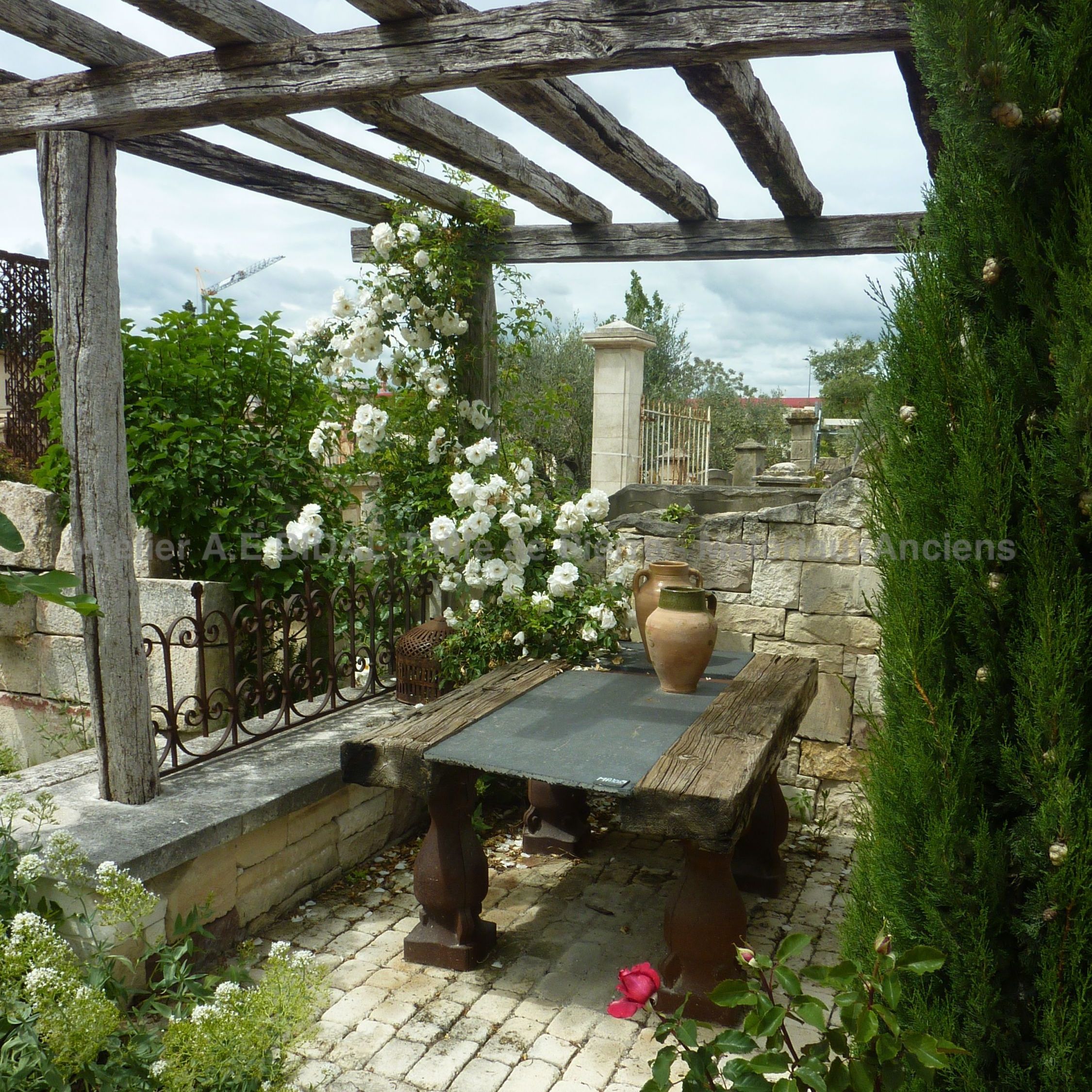En exposition dans notre parc de mobilier en matériaux anciens: belle table rectangulaire.
