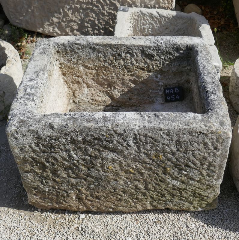 Ancien petit bac cubique en pierre patinée ** VENDU