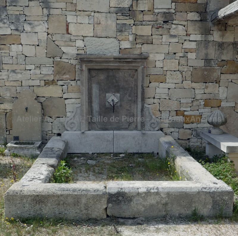 Fontaine de jardin en pierres vieillies - Fontaine murale en vente chez Atelier Alain BIDAL (Provence)