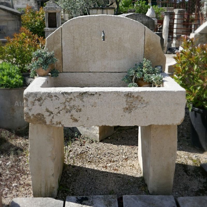 Bel évier en pierre - un évier ancien conçu pour un aménagement extérieur.