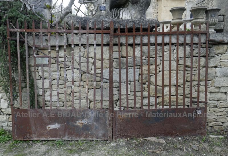 Old wrought iron gate to embellish the entrance to your property : Atelier Alain BIDAL (Provence)