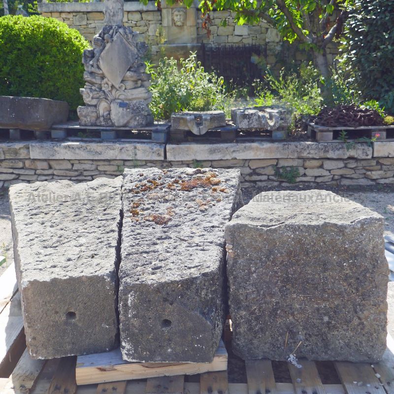 Dès anciens en pierre : bornes massives en pierre ancienne par Alain BIDAL, Provence