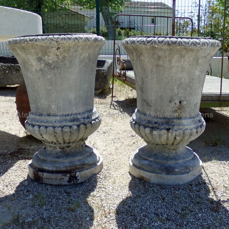 Two Medici vases in weathered Burgundy stone - Atelier Alain BIDAL (Provence)