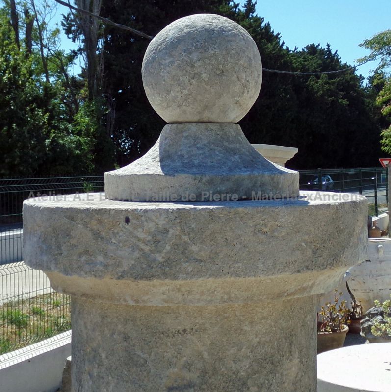 Capital with ball on a stone pedestal – Atelier Alain Bidal (Provence)