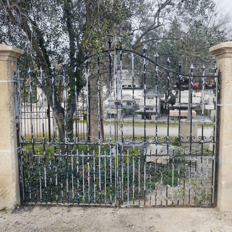 The Antique Materials Alain BIDAL (Provence) offer a large selection of iron gates and entrance pillars in stone.