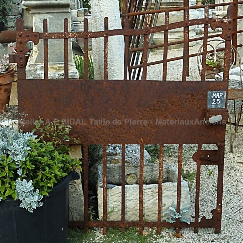Portillon ancien en fer forgé - portail de jardin.