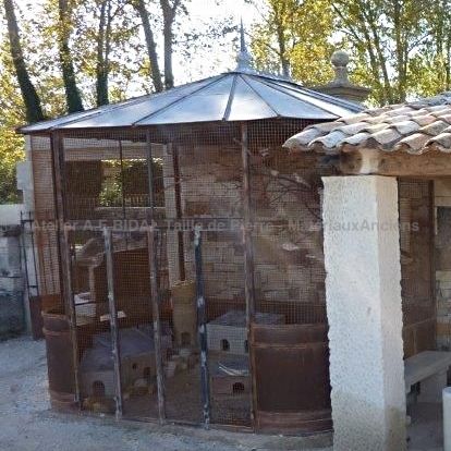 Volière ancienne - une volière ferronnière en authentiques matériaux anciens.