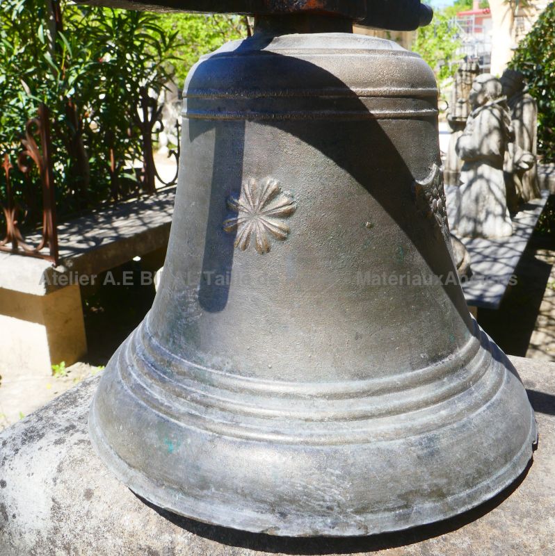 Cloche ancienne de la fonderie Dubois du Puy en Velay - Cloche du 18° siècle