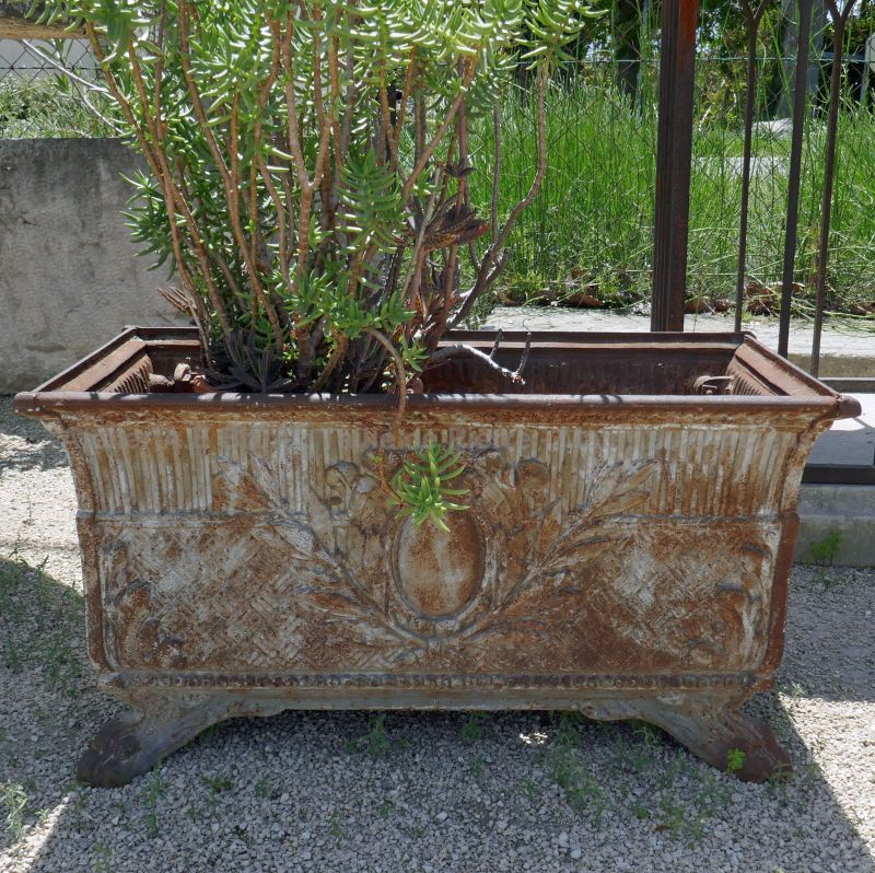 Jardinière ancienne en fonte sur pieds
