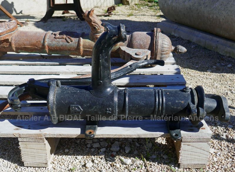 Petite pompe manuelle ancienne en fonte en vente chez Alain BIDAL Matériaux Anciens en Provence
