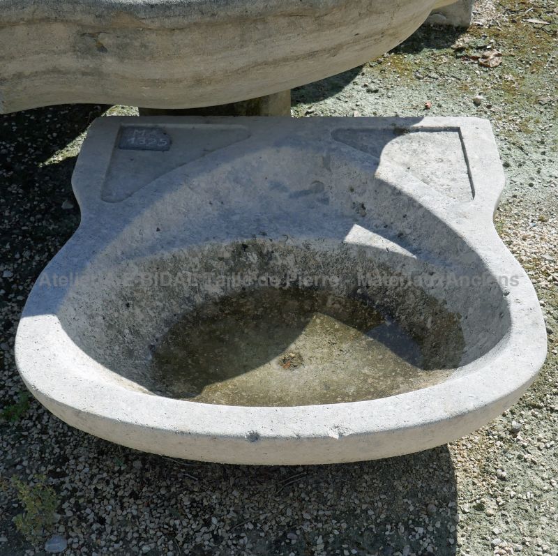 Bel évier en pierre de type évier ancien - vasque en pierre pour salle de bain.