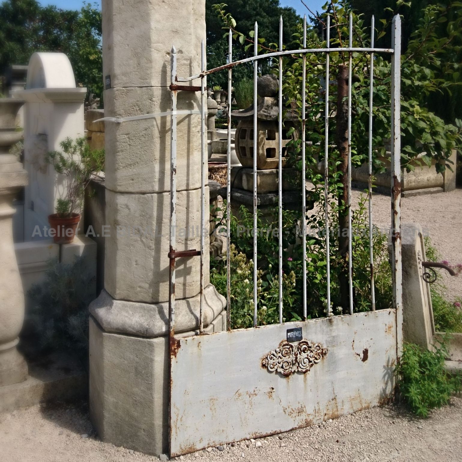Portail ancien réalisé avec finesse et harmonie - un portail en fer forgé élégant pour l'entrée d'une maison.