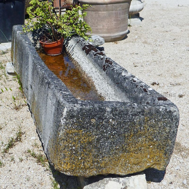 Ancienne longue auge en pierre rustique à découvrir en Provence chez l'Atelier Alain BIDAL